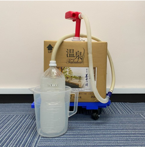 電動ポンプを使用してこぼさずペットボトルに入れられるように